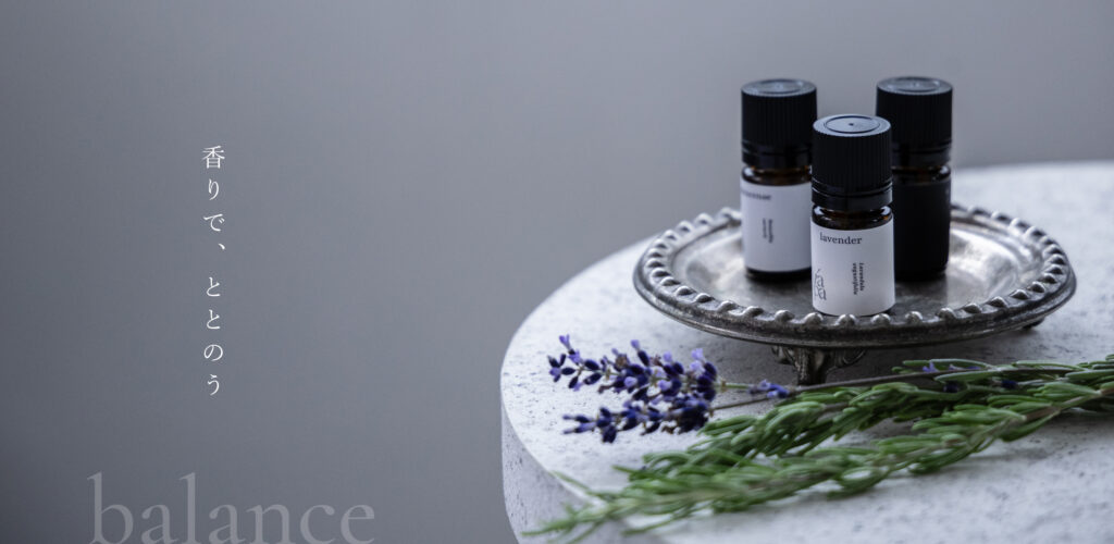 テーブルの上に小皿に乗った精油、ラベンダーの花 「香りで、ととのう -balance」