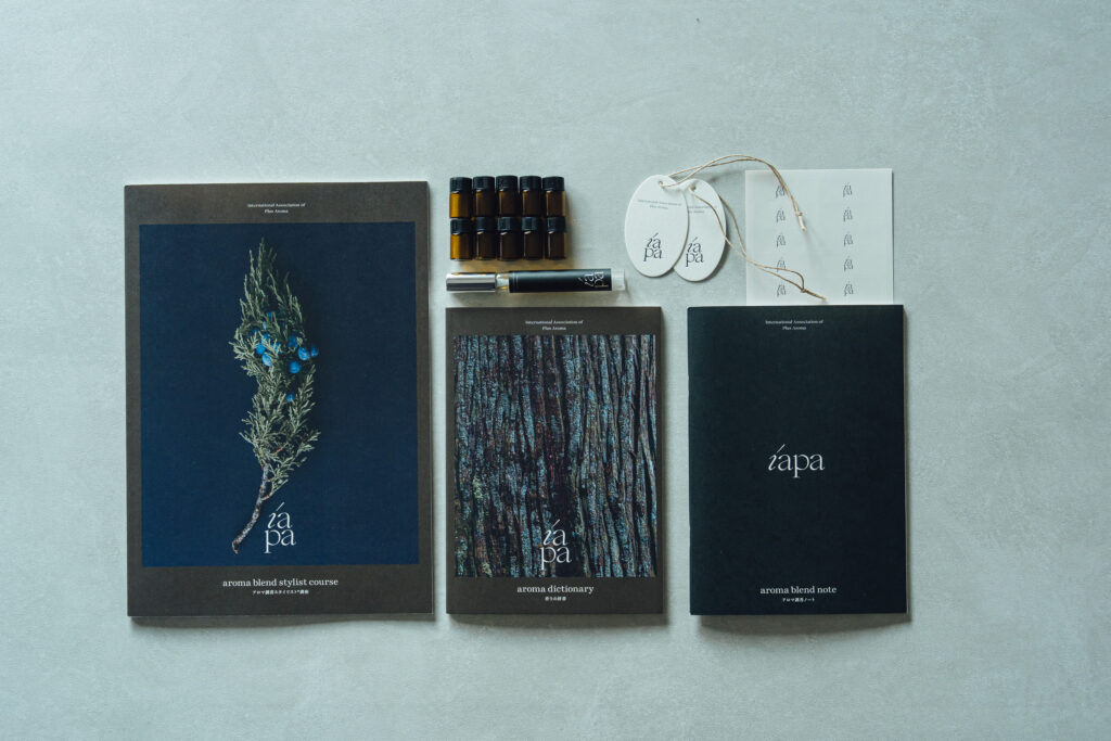 IAPAプラスアロマ協会のテキスト類、ノート、ガラスの精油瓶、スプレー瓶、ムエットなど