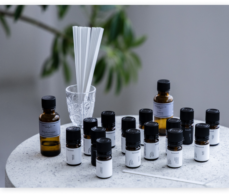 テーブルのうえにたくさんの精油とムエット