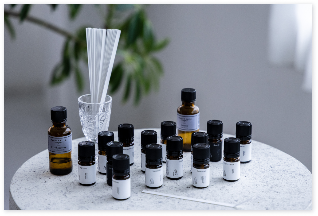 テーブルのうえにたくさんの精油とムエット