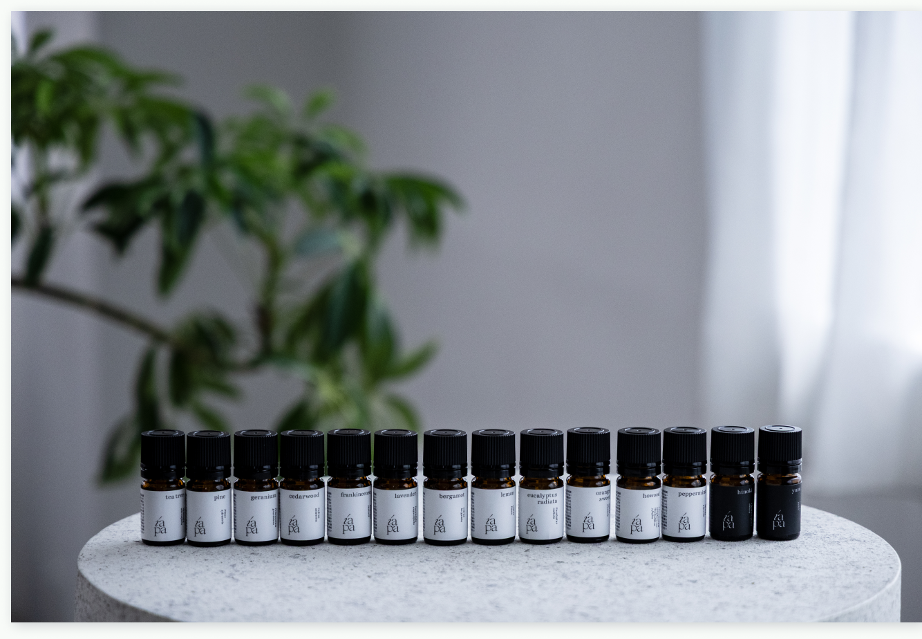 テーブルの上に一列にならんだたくさんの精油