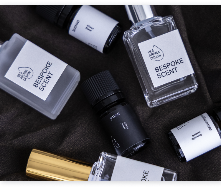 精油とガラスの香水瓶