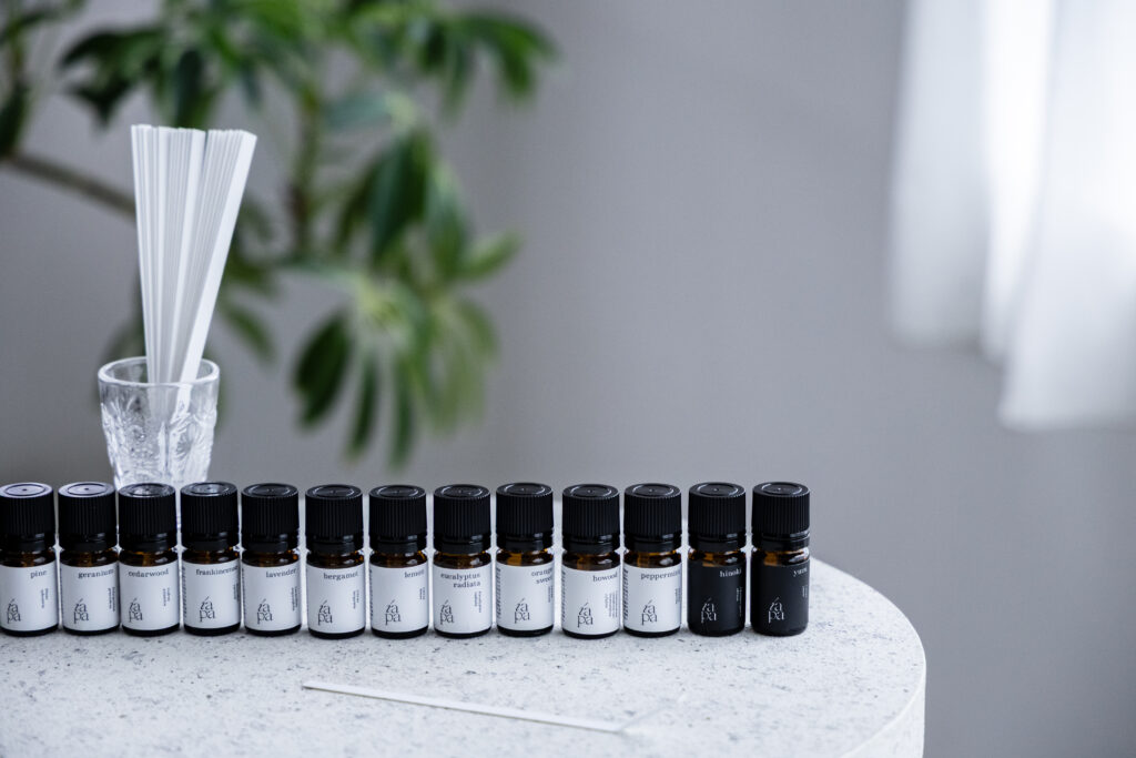 テーブルの上に精油とガラスの器に入ったムエット