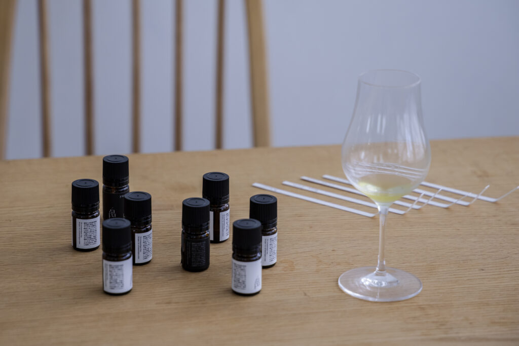 テーブルの上に精油、ムエット、精油の入ったワイングラス